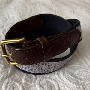 Vineyard Vines Belt, Size 30, Navy webbing with lavender lighthouse print